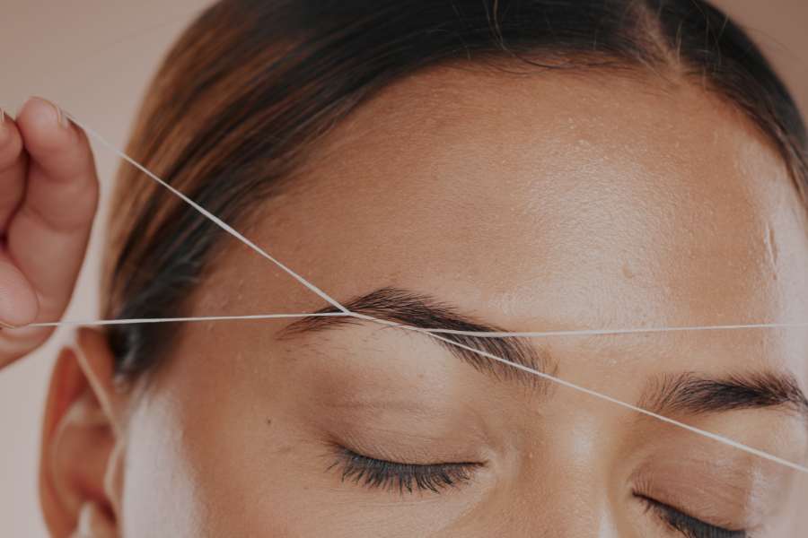 Cejas perfectas: técnica de depilación con hilo