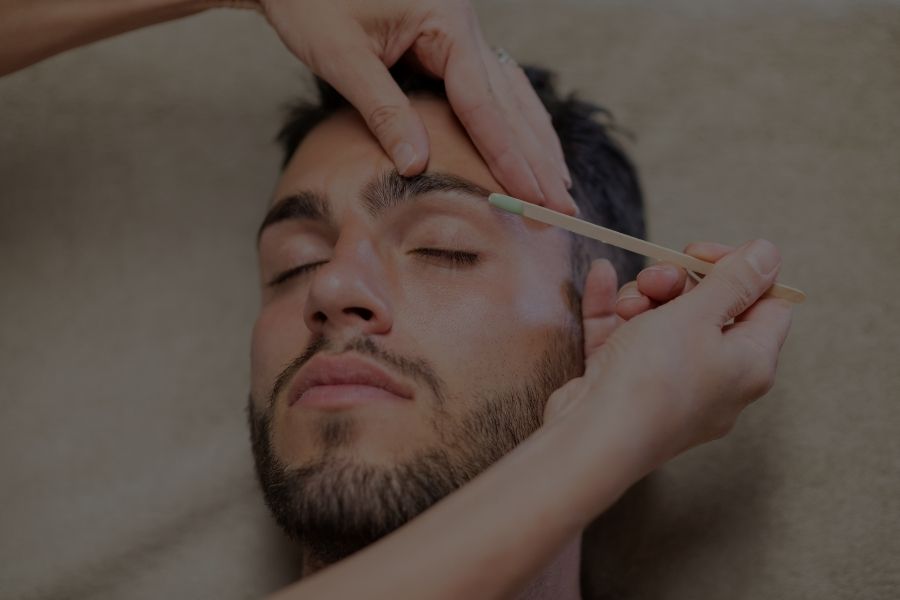 Depilación con hilo de cejas para hombres: beneficios y consejos clave