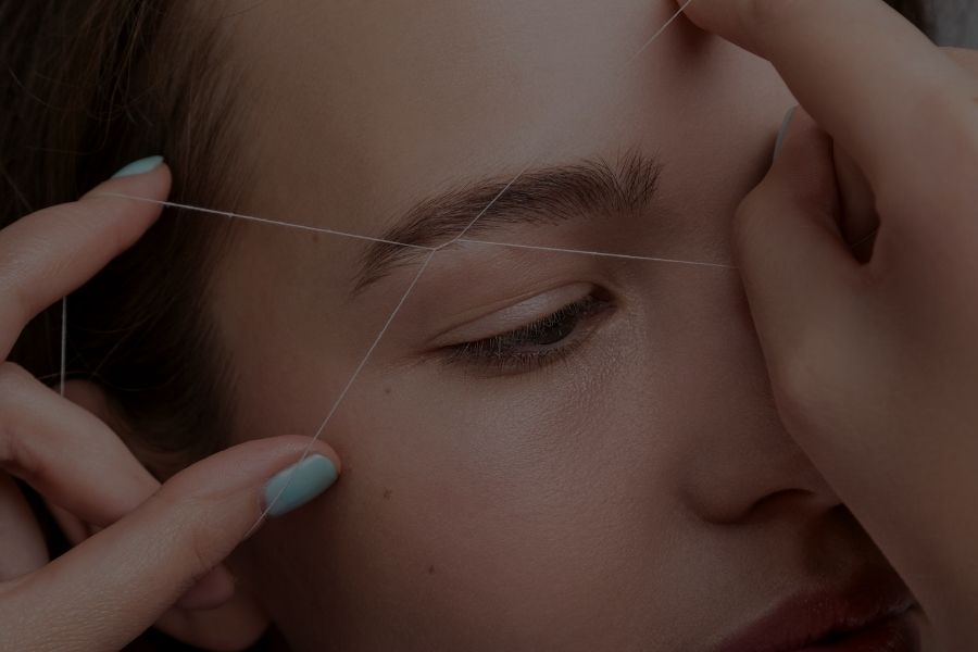 Depilación de cejas con hilo en pieles sensibles: consejos y cuidados