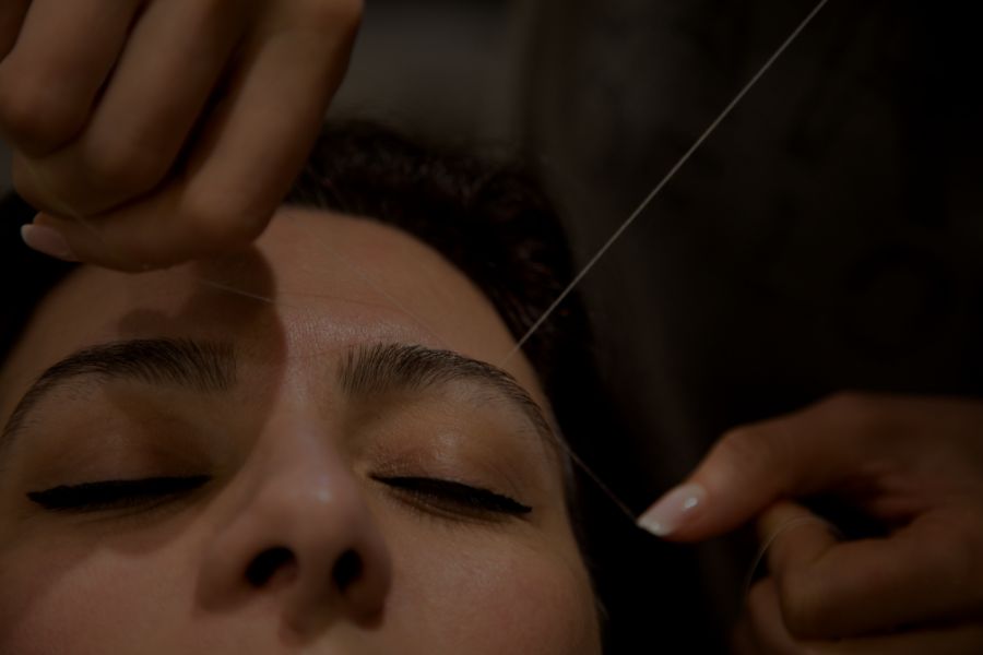 Beneficios de la depilación de cejas con hilo frente a otras técnicas