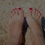 Pedicura semipermanente en verano: consejos clave para lucirla