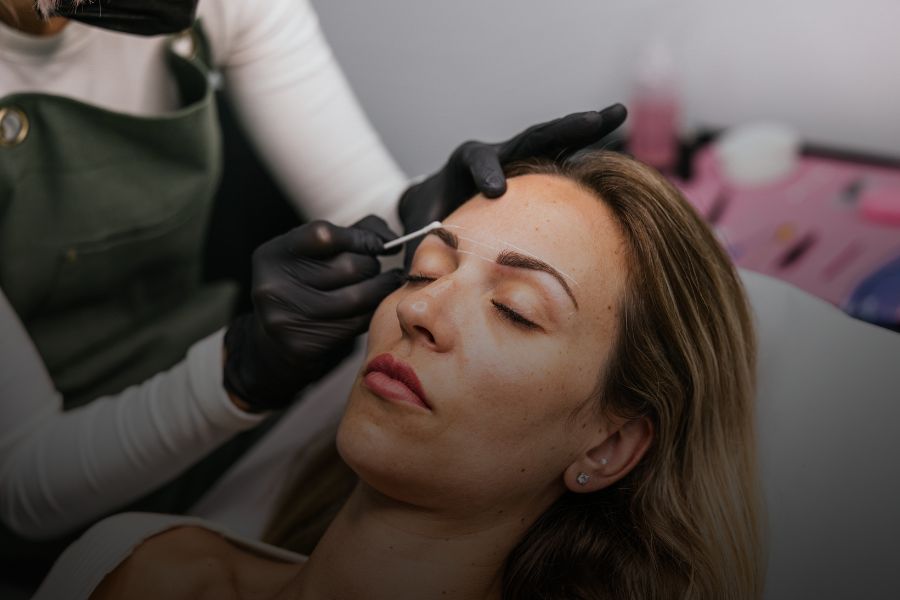 Diseño de cejas para pieles sensibles