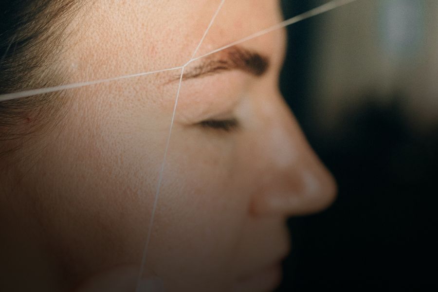 Depilación con hilo en pieles grasas: consejos y cuidados