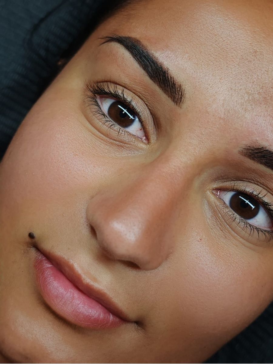 especialista-micropigmentacion-cejas-la-femme-beauty