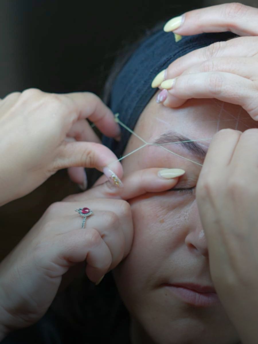 Mirada completa con diseño de cejas y pestañas