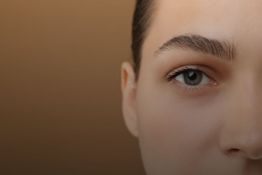 Corrección de cejas mal hechas con técnica combinada